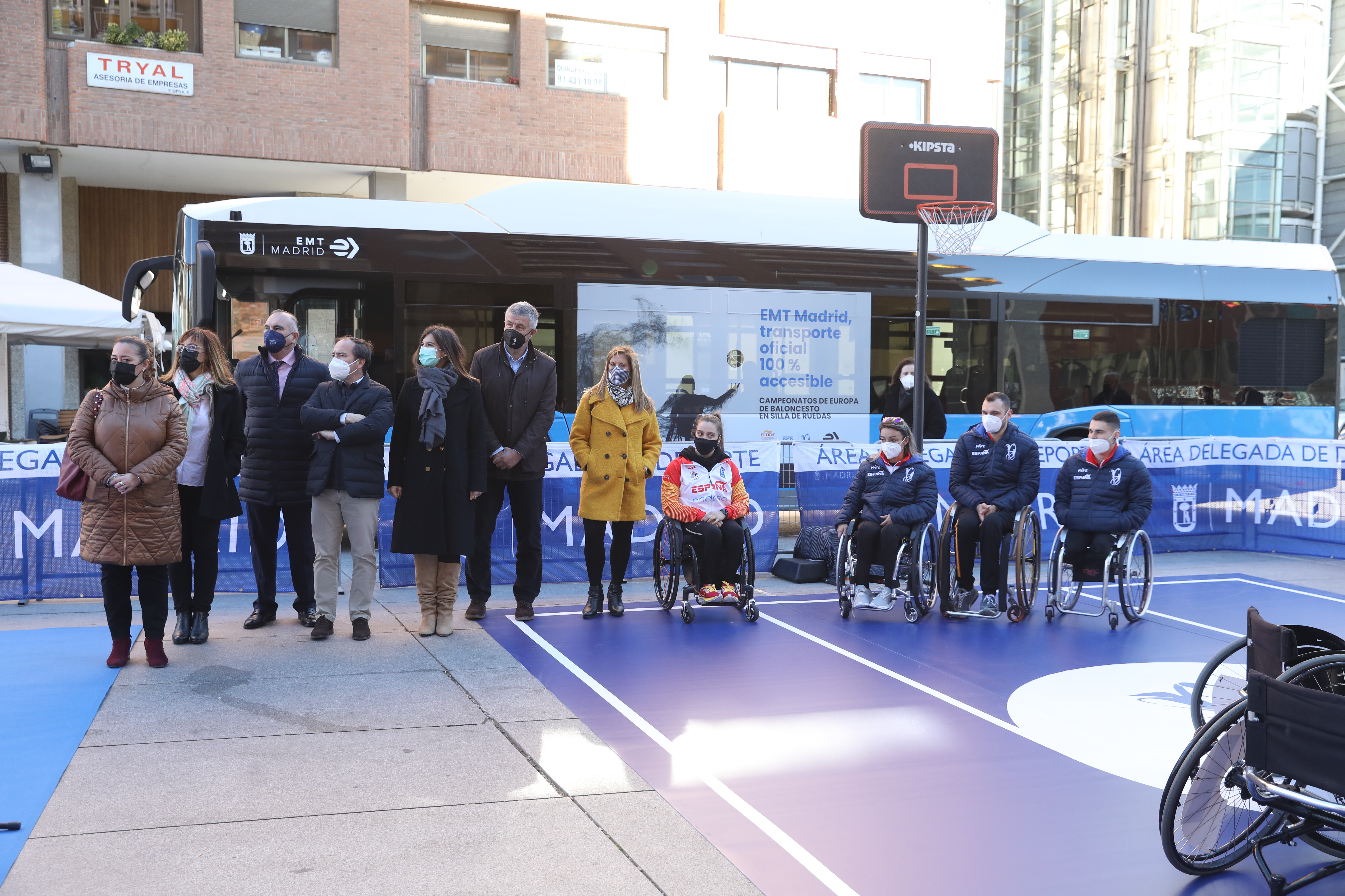 Presentación de uno de los modelos de autobús, perteneciente a la flota 100 % accesible, que EMT y el Ayuntamiento brindarán a los deportistas durante el Campeonato Europeo de Baloncesto en Silla de Ruedas 